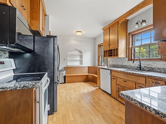 4th image of 104 Spring St