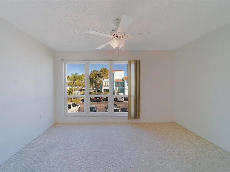1 Windrush Blvd #28 — Photo 34