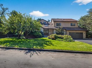 1 Ellen Ct, Glen Cove, NY 11542