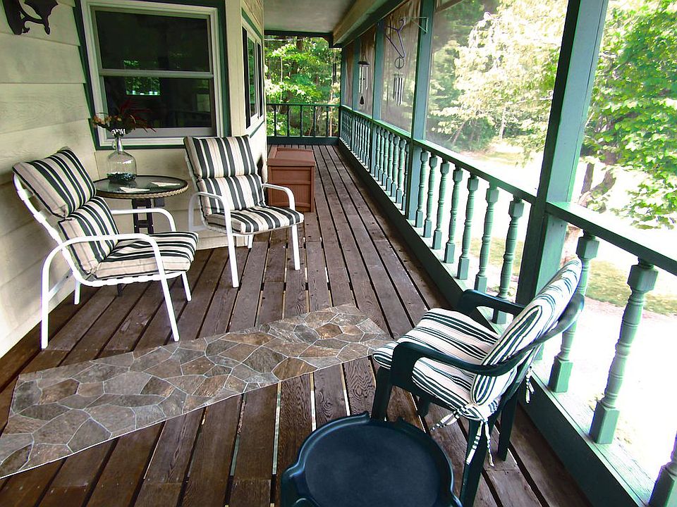 33 ft. long SCREENED Upper D