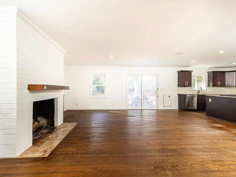2580 Hawthorne Dr — Photo 11