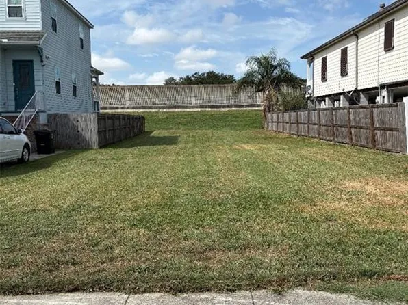 5788 Warrington Dr, New Orleans, LA 70122