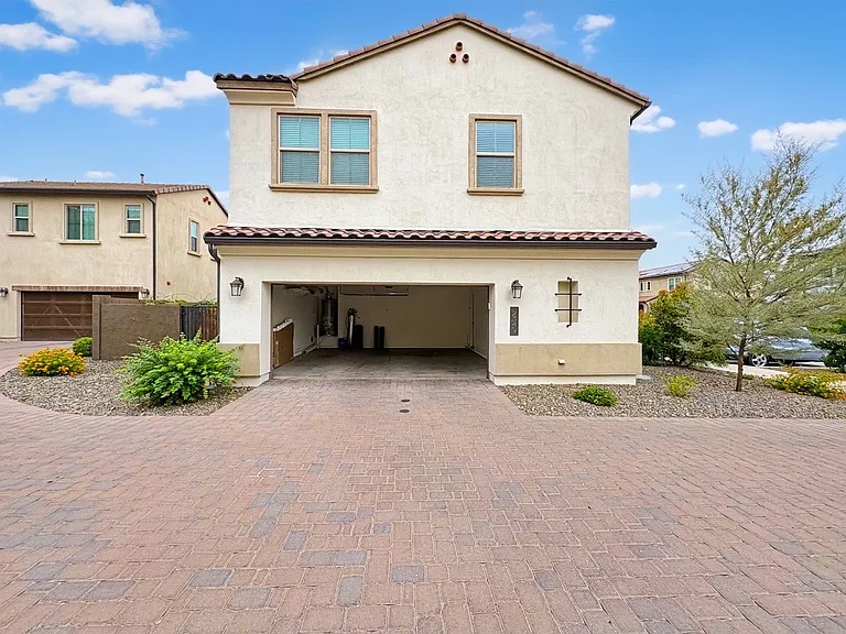 2345 W Gloria Ln — Photo 2