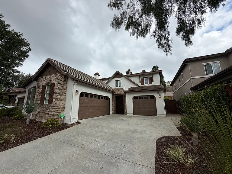 1523 Clifftop Ave — Photo 2