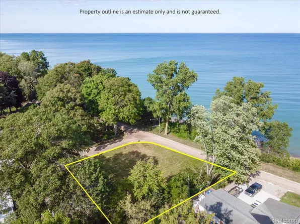 7102 Lakeview Dr, Lexington, MI 48450