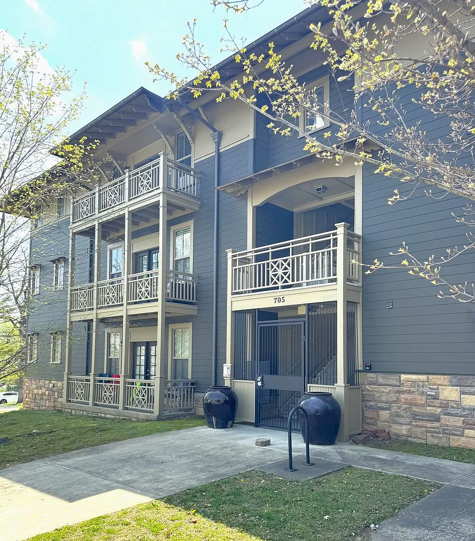 705 W Douglas — Photo 3