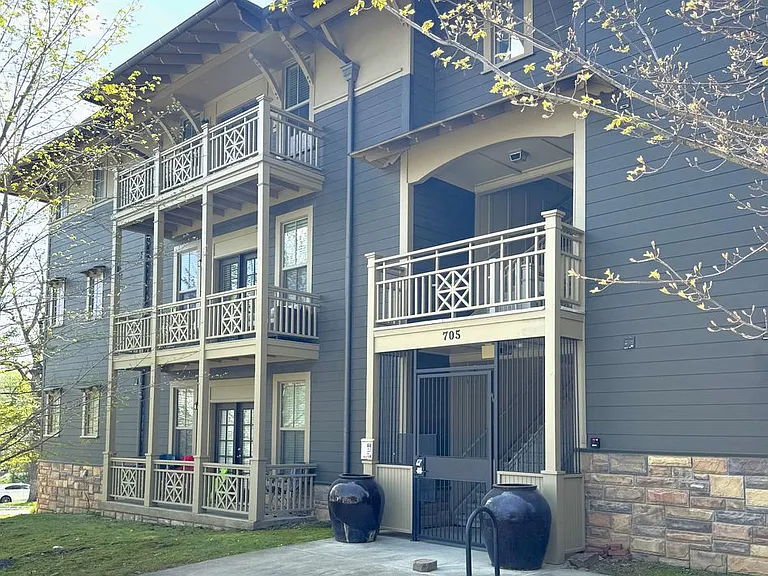 705 W Douglas St — Photo 17