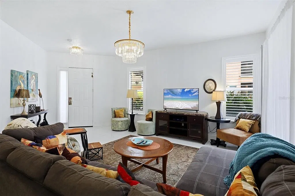 4 bed, 3.0 bath, 2039 sqft, $5,900 — Photo 4
