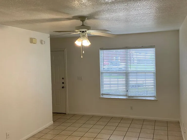 202 W Mary Jane Dr — Photo 2