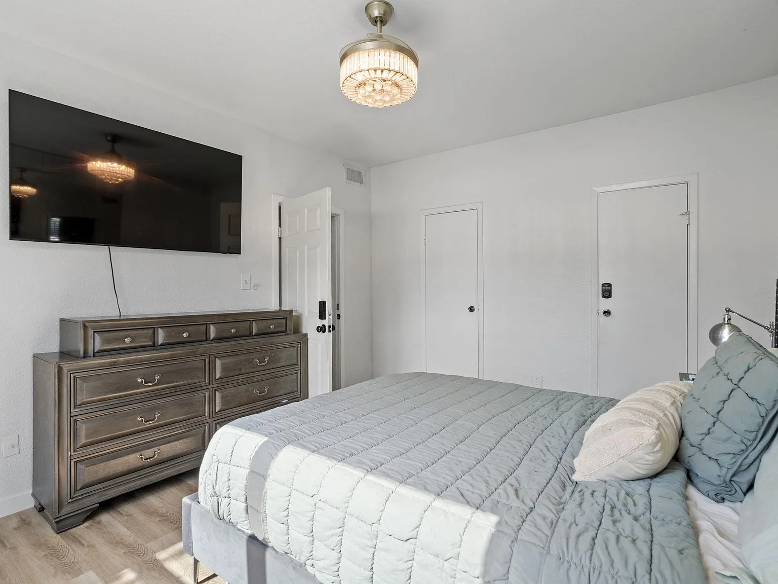 2 bed, 1.0 bath, 987 sqft, $1,800 — Photo 3