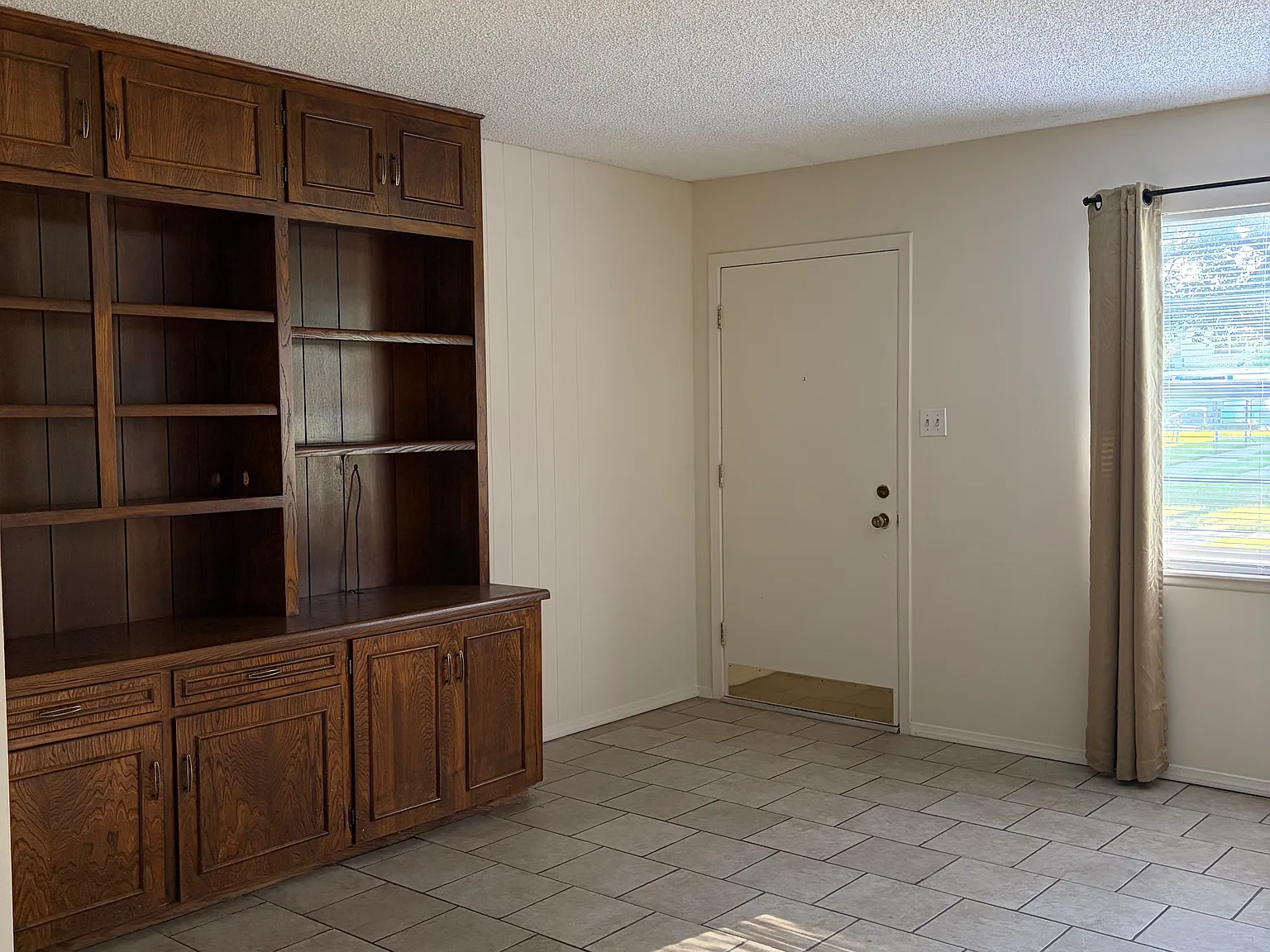 2 bed, 1.5 bath, 1100 sqft, $875 — Photo 2