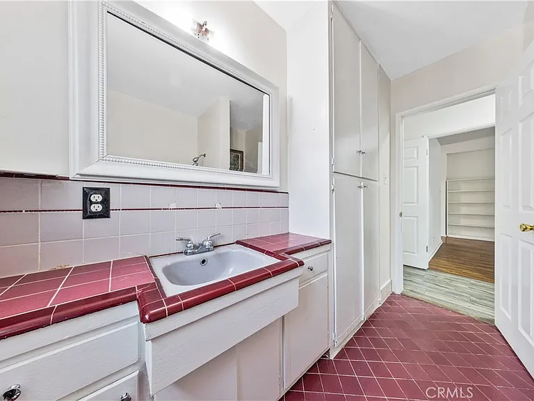6943 Nagle Ave — Photo 10
