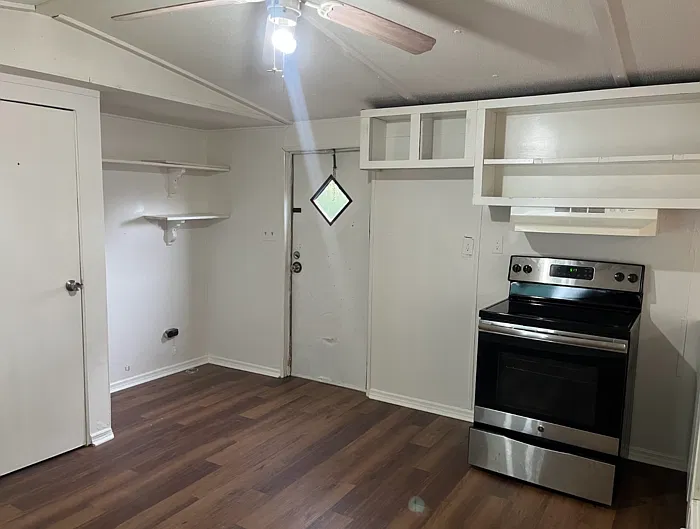 2 bed, 1.0 bath, 700 sqft, $1,300 — Photo 3