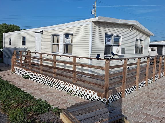 3rd image of 4438 Utica Cir