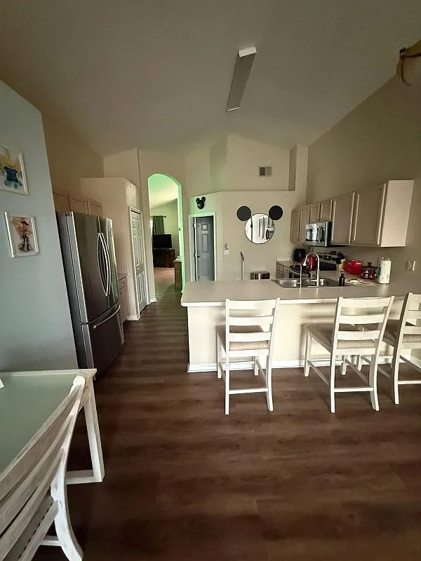 4 bed, 2.0 bath, 1905 sqft, $2,700 — Photo 1
