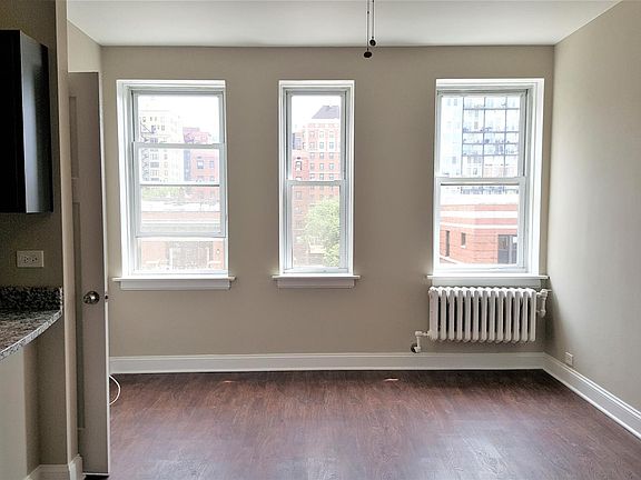 4th image of 432 W Belmont Ave APT 402