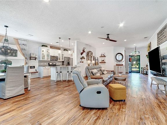 5th image of 221 Asterbrooke Dr