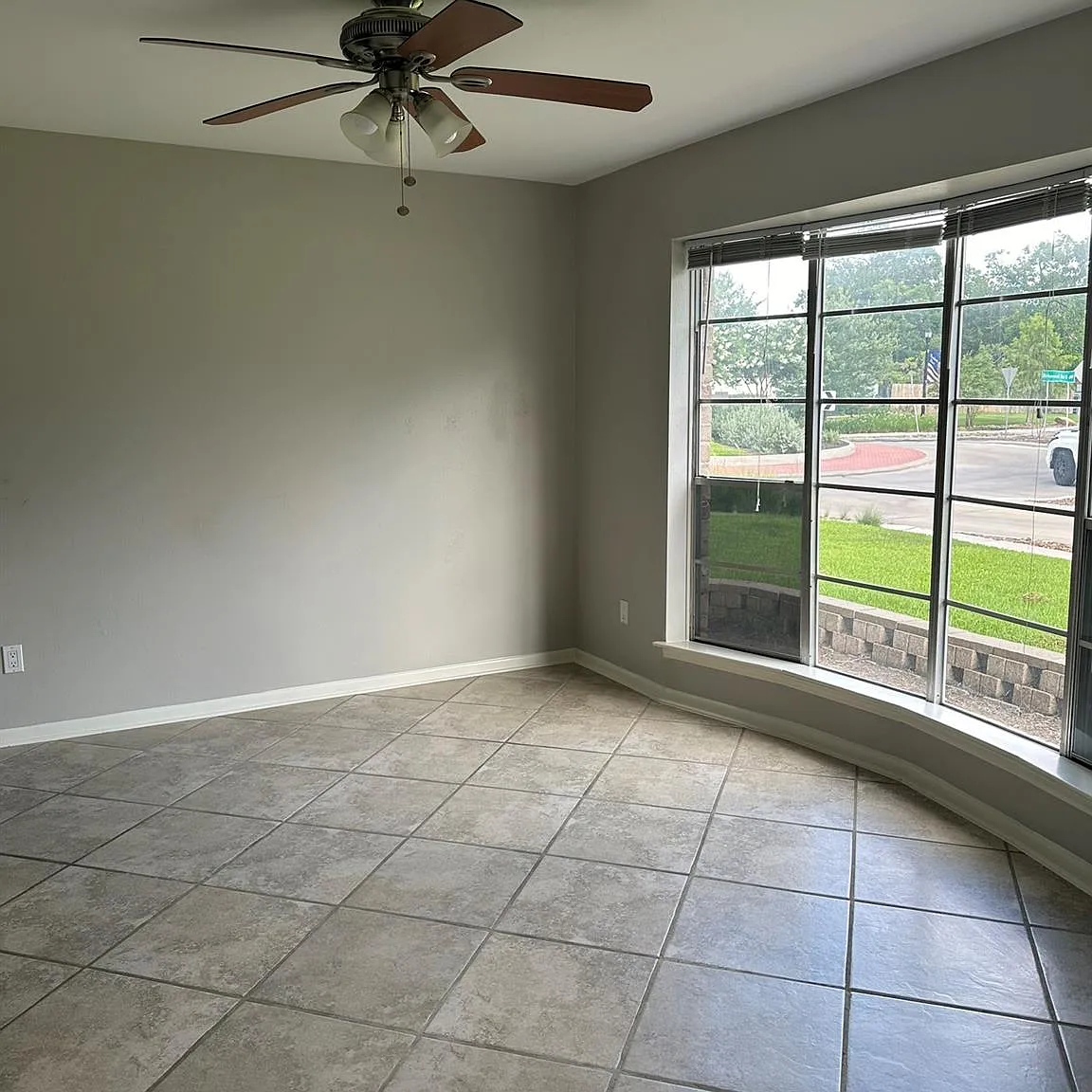 4 bed, 2.0 bath, 2144 sqft, $2,300 — Photo 3