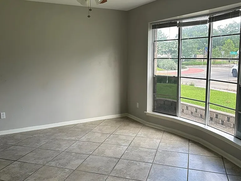 11702 Brighton Ln — Photo 3