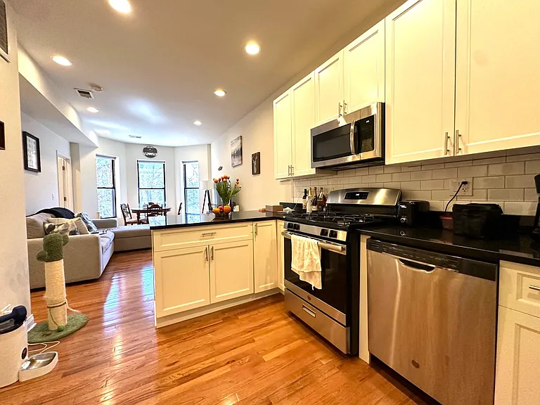 1044 W School St #2F — Photo 2