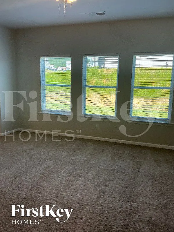 4 bed, 2.5 bath, 2572 sqft, $2,520 — Photo 4