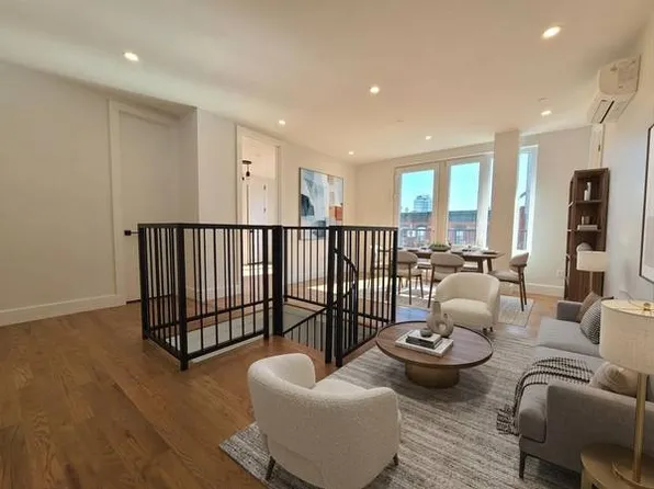 291 Metropolitan Avenue image 1 of 11