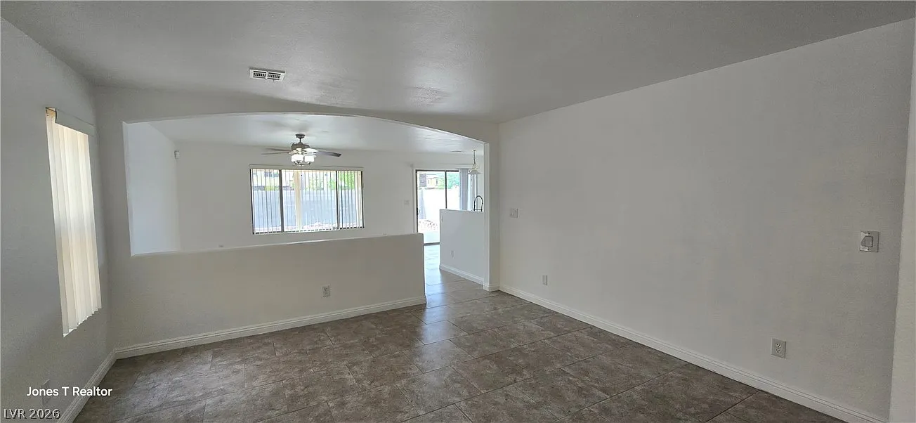 5 bed, 3.0 bath, 1818 sqft, $2,300 — Photo 4