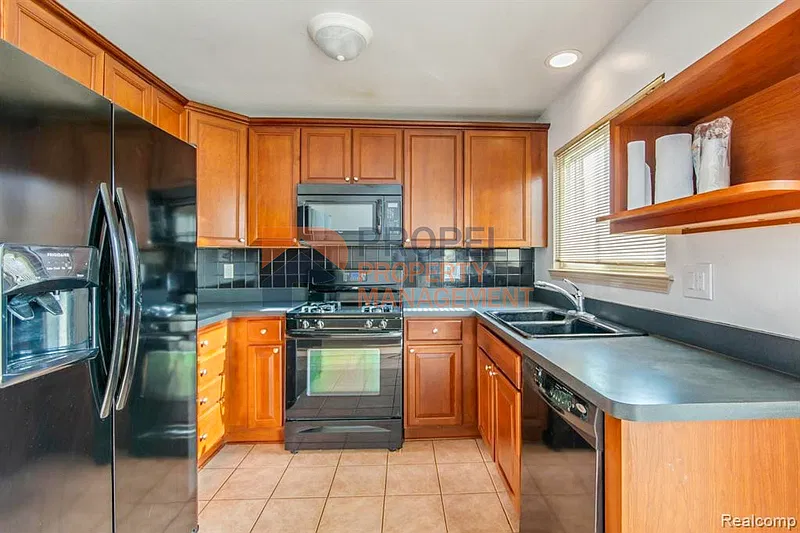 3 bed, 2.0 bath, 1580 sqft, $1,850 — Photo 2