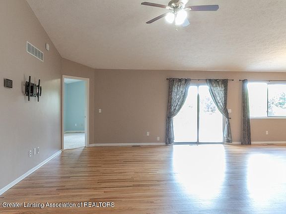 5th image of 721 Winding River Dr