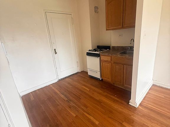 2nd image of 48 Saint Pauls Pl #6Z