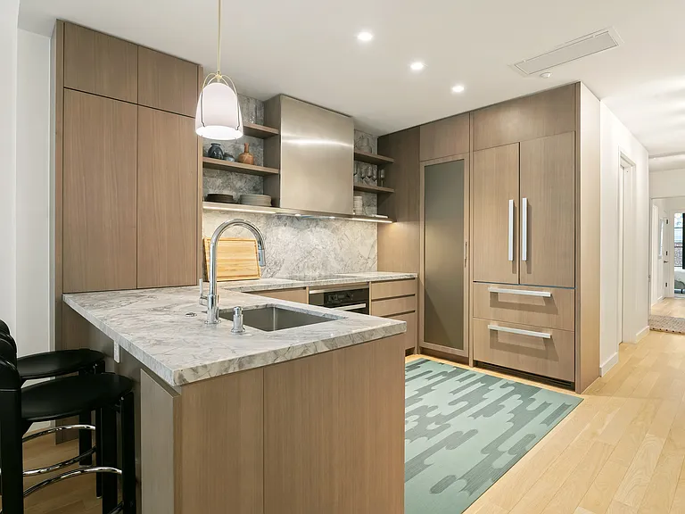 441 W 37th St #3 — Photo 4
