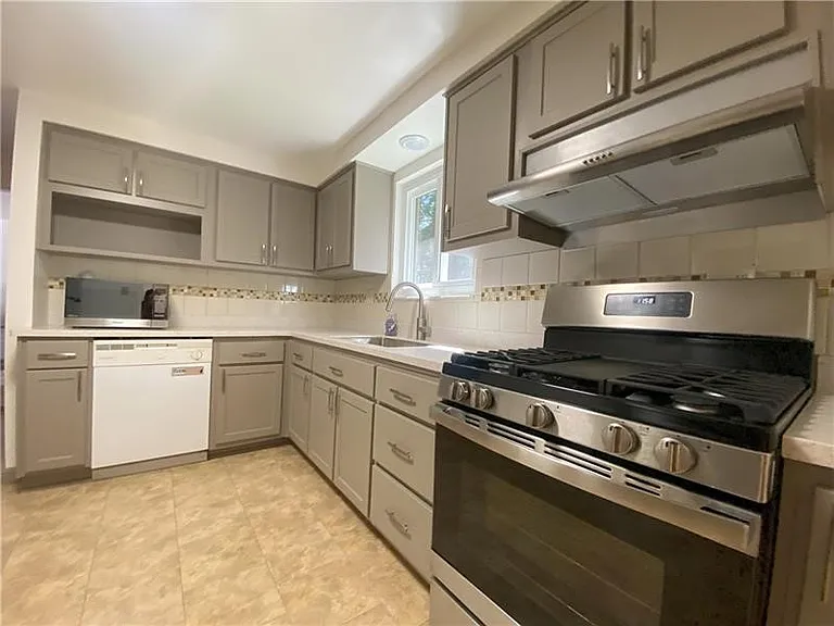 439 Crestview Dr — Photo 8
