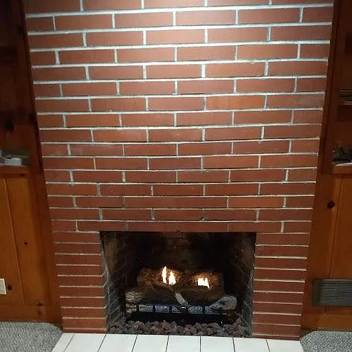 Gas log fireplace