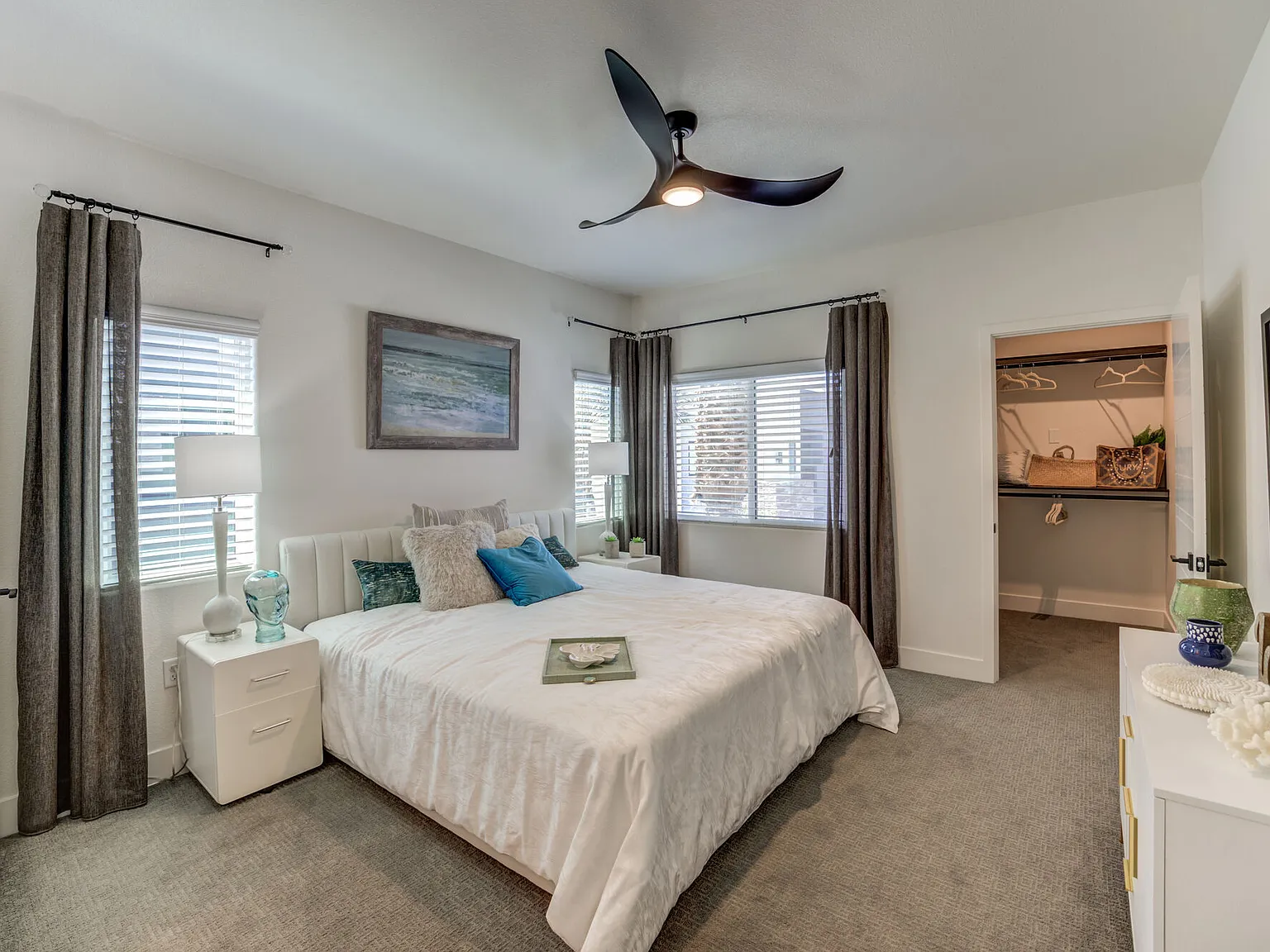 Society — Photo 1