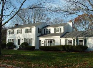 8 Devonshire Dr, Barrington, RI 02806