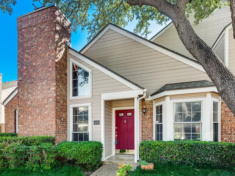 Welcoming, bright entrance!