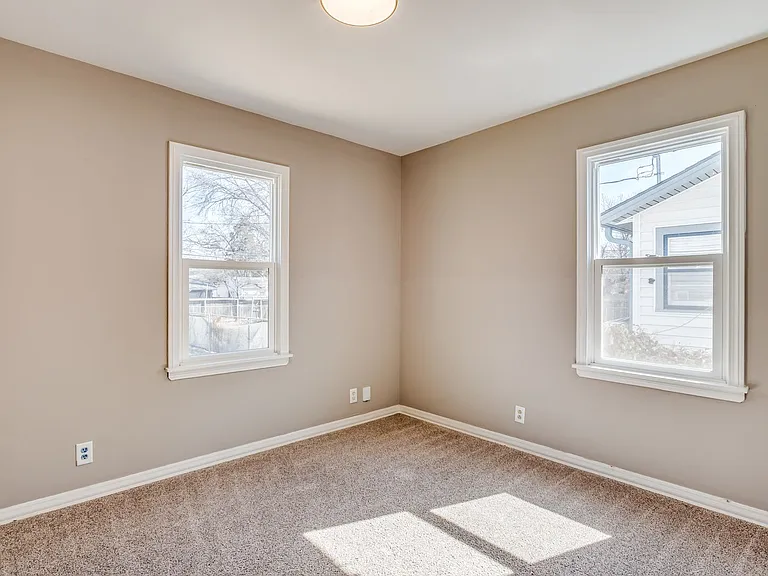 812 S Bluff Ave — Photo 6