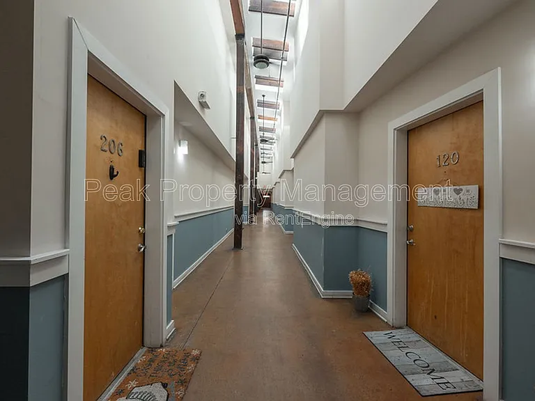 301 Dunlop St N — Photo 9