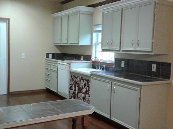 Pull out shelcshelves in lower cabinets