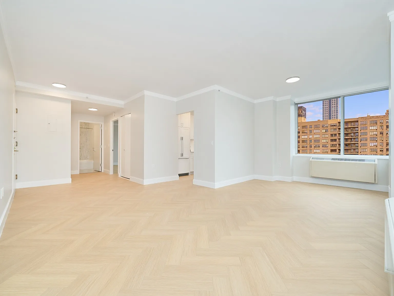 160 Riverside Boulevard — Photo 3