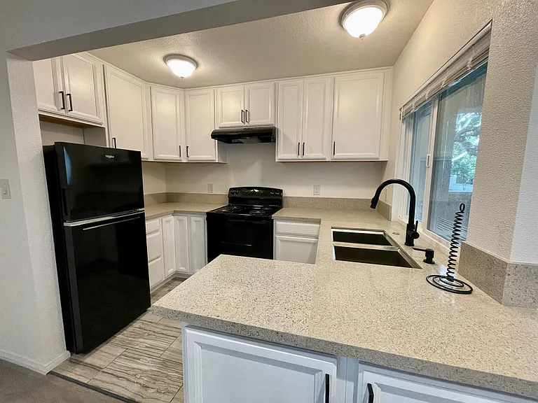 3250 Ashford St #I — Photo 2