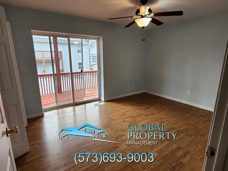 Lakefront Apartments — Photo 10