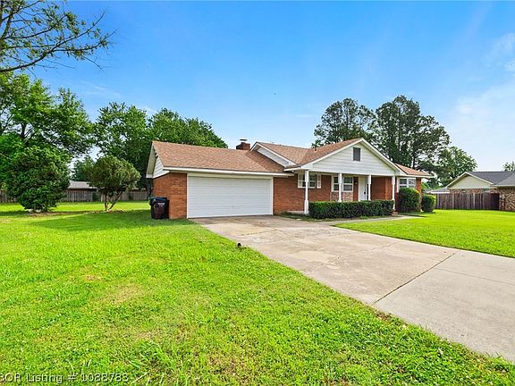 3rd image of 1317 Clover Ln