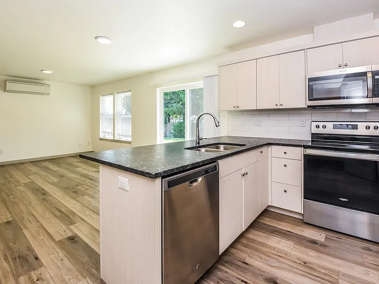 2046 Aaron Dr — Photo 10