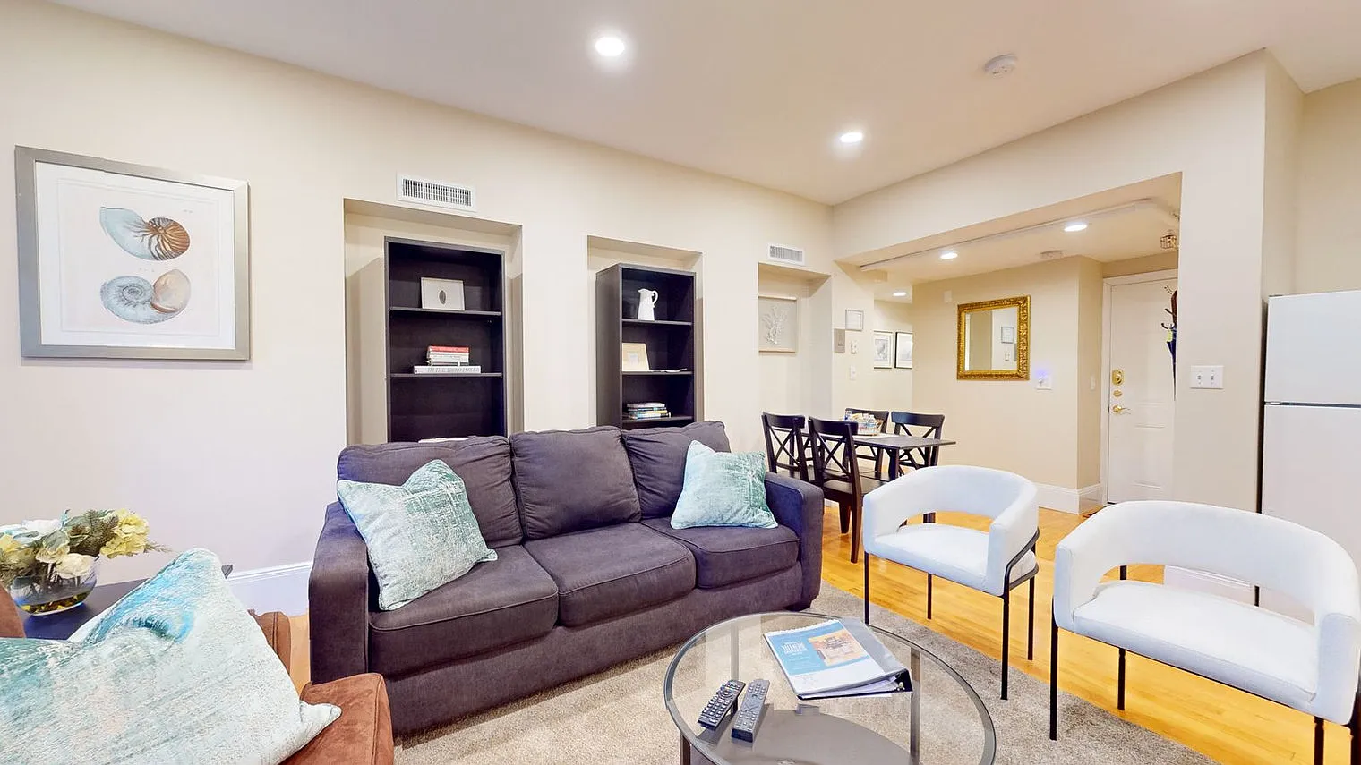 2 bed, 1.0 bath, 893 sqft, $8,175 — Photo 3