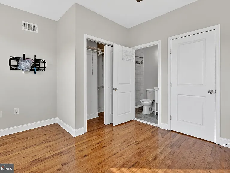 2543 Nicholas St — Photo 15