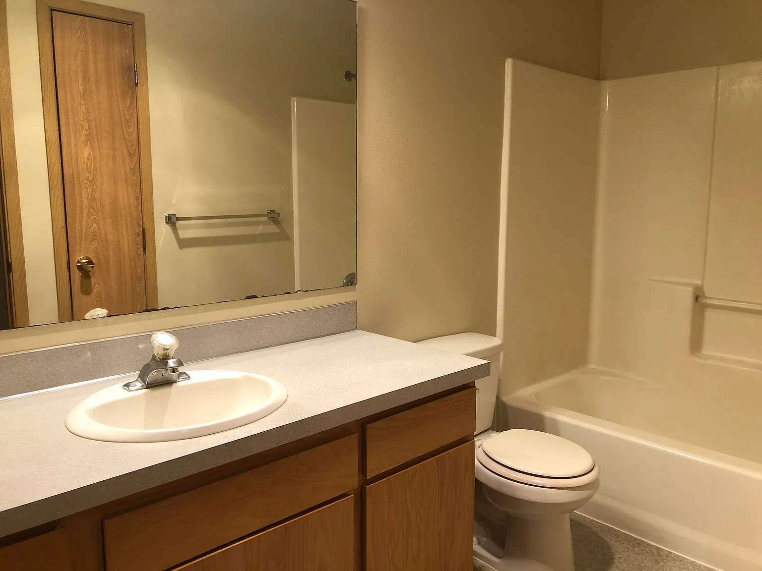 3 bed, 1080 sqft, $1,300 — Photo 4