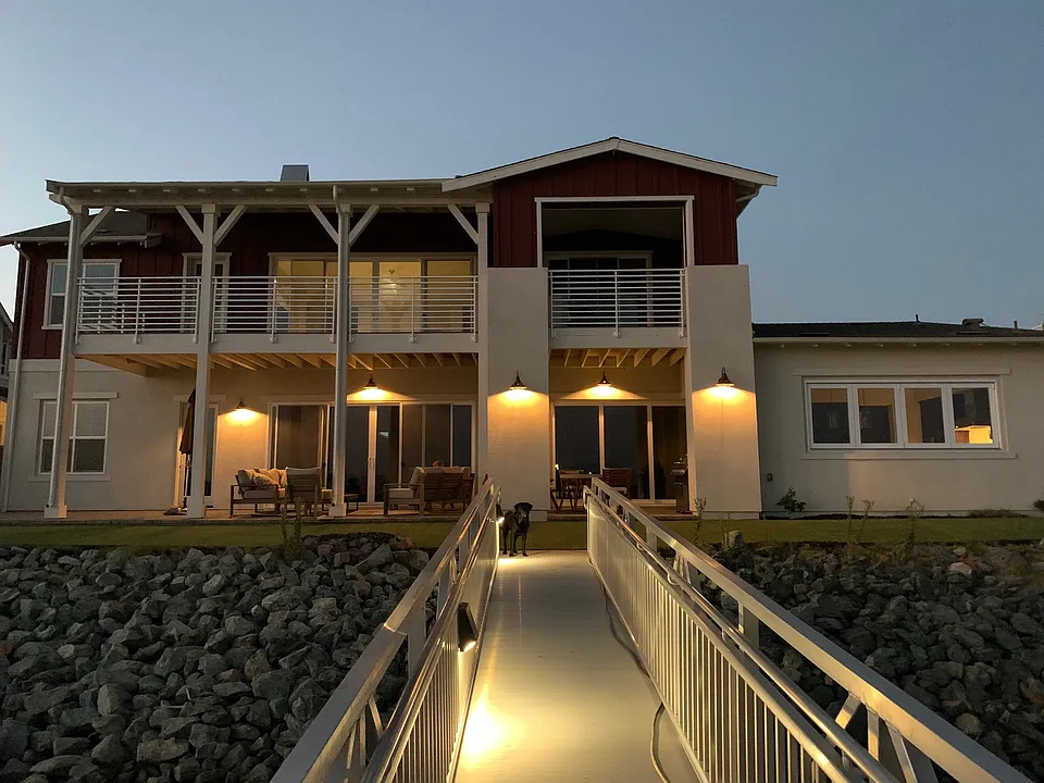98 Edgewater Ct