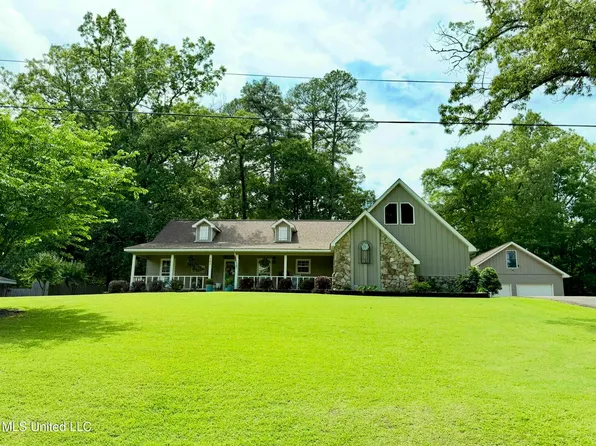 393 Lake Cherami Dr, Grenada, MS 38901