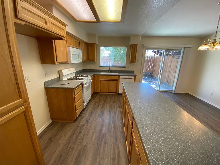 709 Creston Rd — Photo 11
